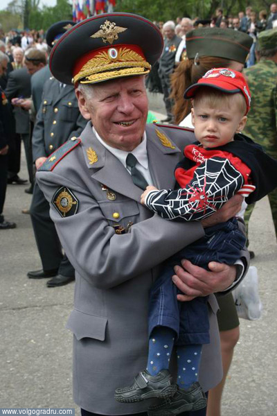 Ветеран с внуком. 9 мая, праздник, Сталинград