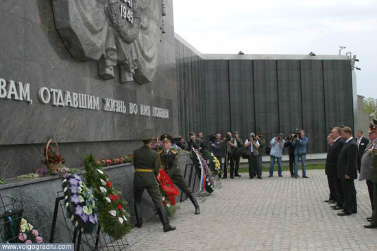 Возложение венков на Воинском Мемориальном кладбище. День Победы, погибшие, солдаты