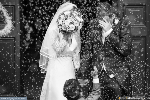 Жениха и невесту посыпают зерном – свадебная традиция в Италии. свадьба, момент, репортажная съемка