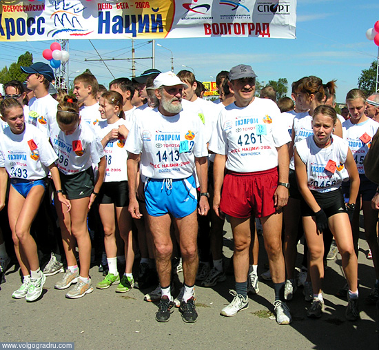 День бега в Волгограде собрал на старте разновозрастных участников. кросс наций, соревнования, праздник