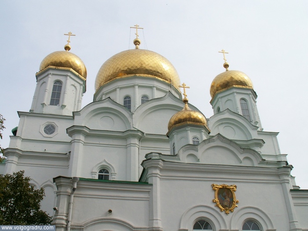 Купола Ростовского кафедрального собора. 