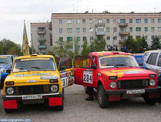 Немногие экипажи предпочитают автомобили отечественных марок.... маршрут-1000, чемпионат по ралли-рейдам, старт чемпионата в городе Серафимович