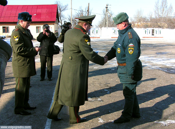Генерал-майор Соснов вручает награды. 349 спасательный центр, МЧС, извлечение из автомобиля