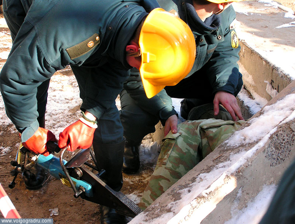 Работа спасателей. 349 спасательный центр, МЧС, спасение пострадавшего