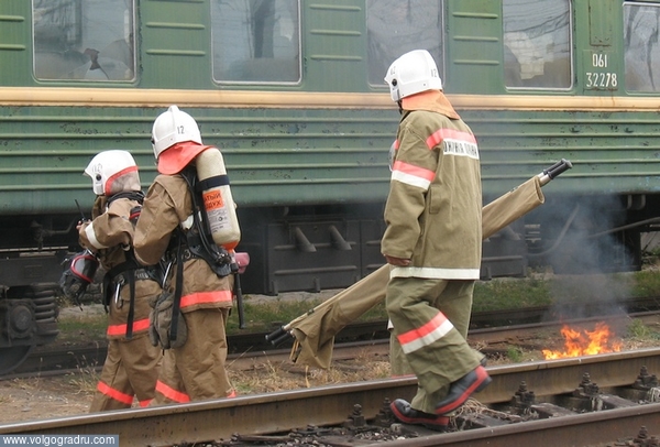 картинка. учения МЧС, тушение пожара, пожар в поезде