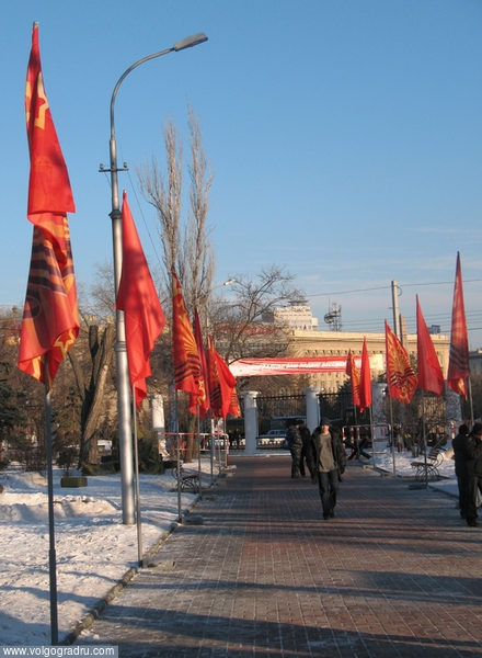 Комсомольский сквер. Комсомольский сквер, 65-летие Сталинградской битвы, 65-летие Победы