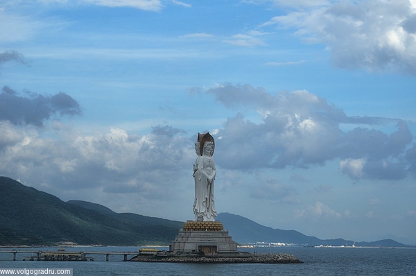 ---. Статуя богини Гуаньинь в Санья, 