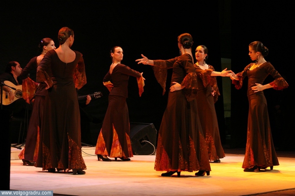 Русские девушки танцуют не хуже испанок.. 