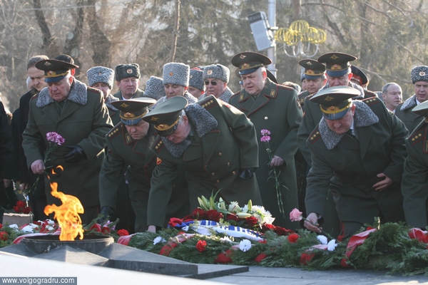 Церемония возложения цветов к мемориалу «Вечный огонь славы». Волгоград, 2 февраля, 65-летие Сталинградской битвы