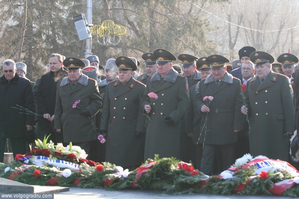 Церемония возложения цветов к мемориалу «Вечный огонь славы».. Волгоград, 2 февраля, 65-летие Сталинградской битвы
