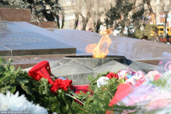 Мемориал «Вечный огонь славы».. Волгоград, 2 февраля, 65-летие Сталинградской битвы