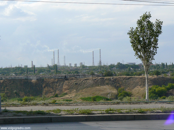 Мокрая Мечётка. Запад от дамбы 3. Вид на алюминиевый завод. Июнь 2007.. дамба, овраг, Мечётка