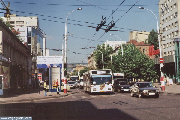Вид в центре перекрёстка на Московской улице. Центр Саратова, август 2007.. Саратов, жители, путешествия
