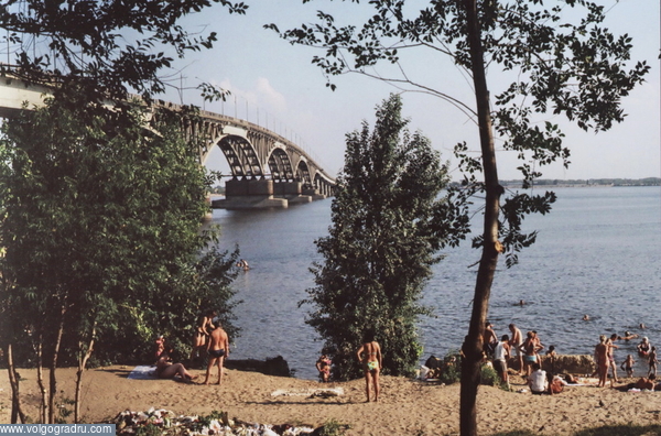 Саратовский мост через Волгу, Дикий пляж у моста. Август 2007.. Саратов, Волга, путешествия