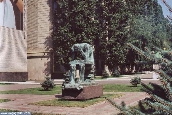 Памятник студенту перед университетом Саратова. Август 2007.. студент, Саратов, памятник