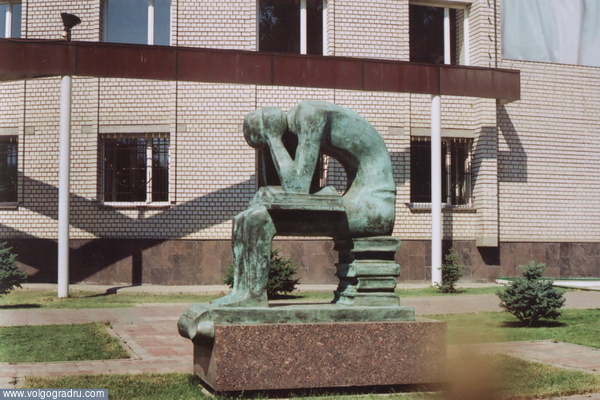 Памятник студенту перед университетом Саратова. Август 2007.. Саратов, памятник, лето