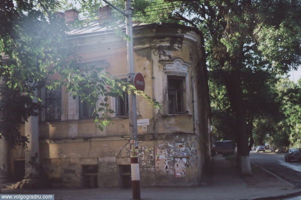Старое здание в историческом центре Саратова. Август 2007.. Саратов, путешествия, архитектура