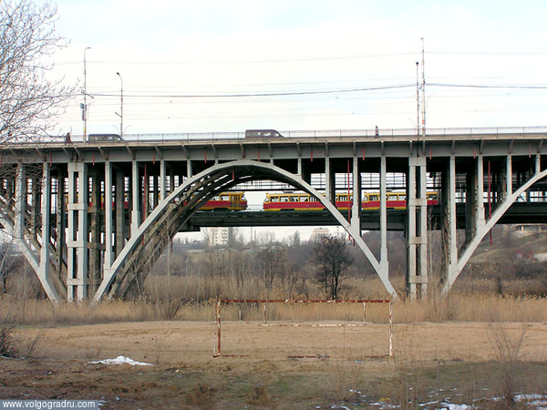 Эстакада скоростного трамвая под мостом через Царицу, февраль 2007. мост, Царица, Волгоград