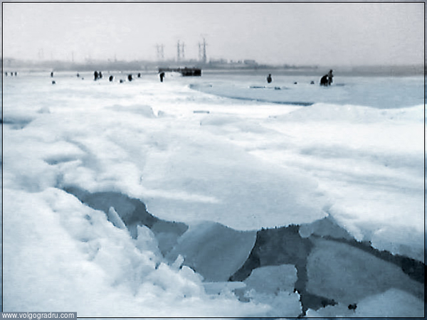 Волга у устья Сухой Мечётки рядом с ГЭСом, рыбаки. Февраль 2006.. лёд, Волга, зима
