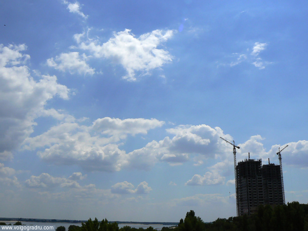 Строящиеся Волжские паруса с моста через Царицу, 2007 г.. небо, Волгоград, стройка
