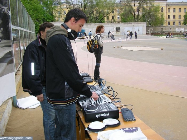 Диджей на церемонии открытия велостоянки ВГПУ. диджей, DJ, открытие