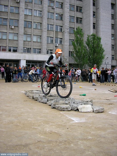 Соревнования по прохождению полосы препятствий на торжественном открытии велостоянки ВГПУ. полоса, велосипеды, велосипедисты