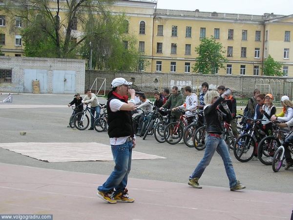 Группа "Не вопрос" на открытии велостоянки ВГПУ. Не вопрос, шоу, церемония