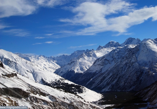 Долины Кавказа. горы, горные вершины, снежные вершины