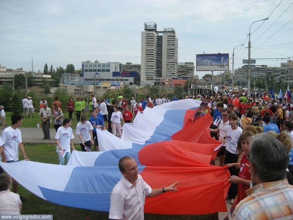 Огромных размеров флаг прибыл на место. флаг, знамя, день России