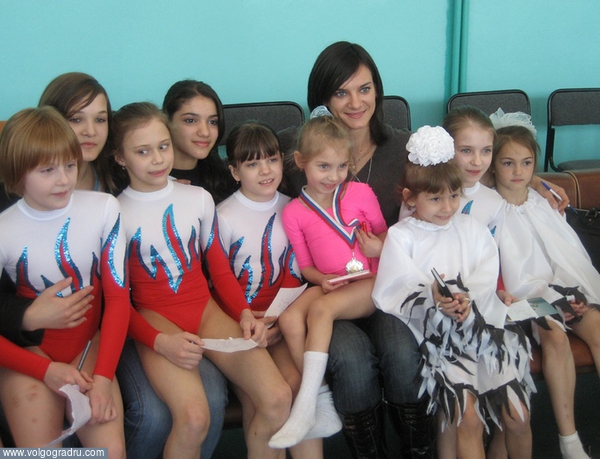 Исинбаева и юные гимнасткиа. Волгоград, 2008, Елена Исинбаева