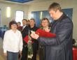 Олег Гребнев вручает грамоту
