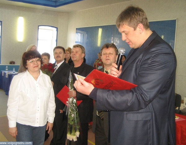 Олег Гребнев вручает почетную грамоту Ольге Коноваловой.. гимнастки, юные, соревнования
