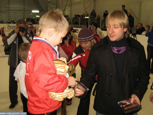 Всем призёрам Плющенко вручил подарки.. турнир, катание на льду, фигурное катание