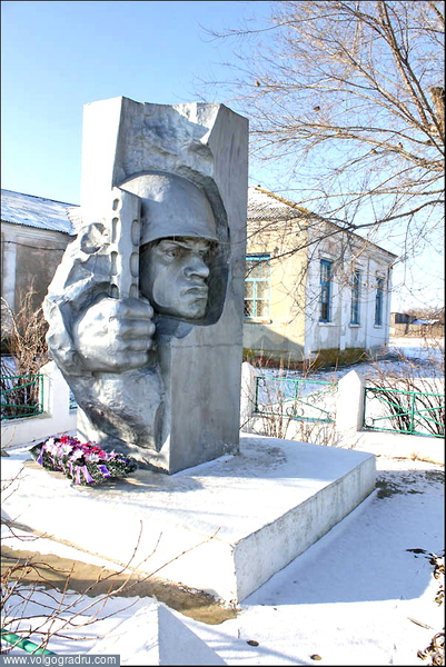 Памятник воинам погибшим в дни Сталинградской битвы на братской могиле в хуторе Котельников. памятник, память, солдат