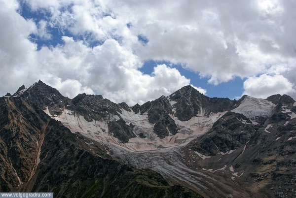  Пейзаж в предгорьях Эльбруса. Такая котловина в привершинной части на альпинистском языке называется "цирком".. горы, горный пейзаж, пейзаж