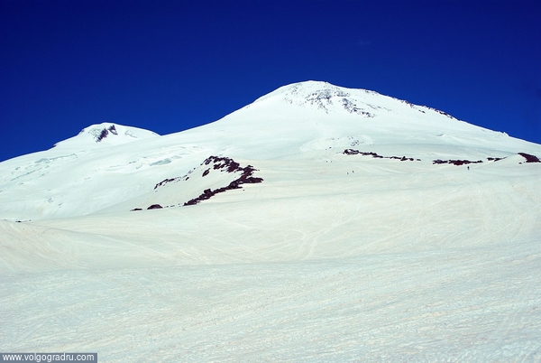 Эльбрус с высоты ~4000м. С небом, клянусь, ничего не творил. Только полярик.. горы, вершины, приэльбрусье
