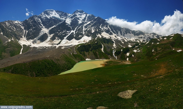 Ледниковое двуцветное озеро Донгуз-Орун расположено рядом с горой Чегет в Эльбрусском районе республики Кабардино-Балкария на высоте 3100 метров.Озеро образовалось от таяния ледников, расположенных на и под вершинами величественной вершины Донгуз-орун-баш. горы, пейзаж, горный пейзаж