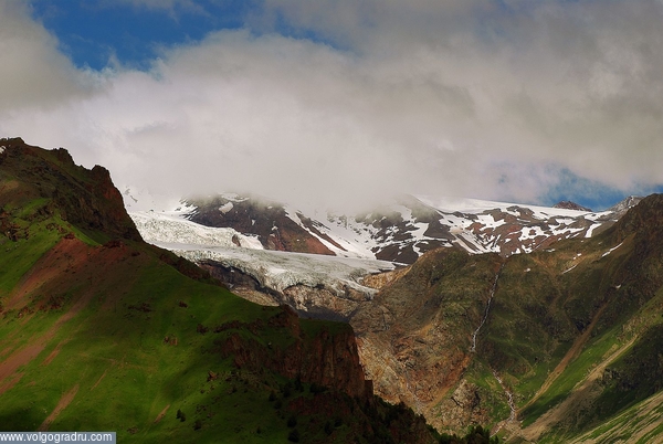  Вид на ледник Терскол со стороны пика Терскол (там, где обсерватория). Приблизительно 3200 метров н.у.м.. горы, горный пейзаж, ледник