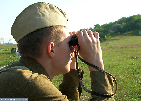 Перед боем советские солдаты осматривают местность. Ростов, реконструкция, клуб
