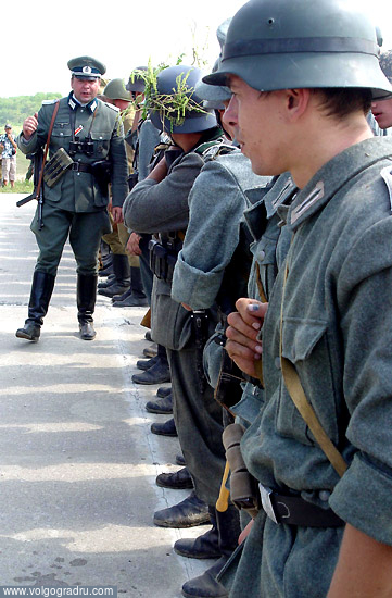 «Немецкий офицер» даёт последние наставления своим солдатам. реконструкция, Ростов, клуб