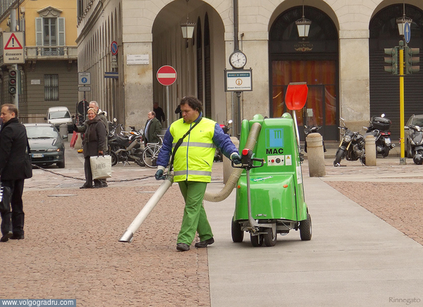 Мужик с пылесосом. Милан, Италия, уборка улиц
