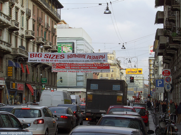 " ... есть надписи на русском языке.". Италия, Милан, автомобильные пробки