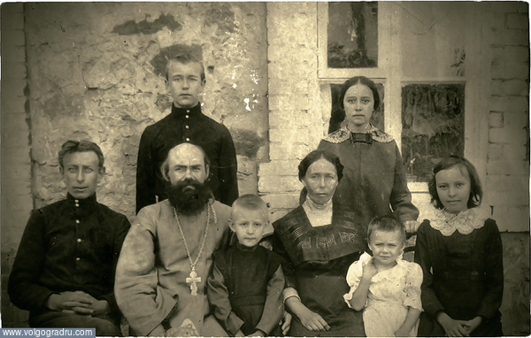 Вениамин Иванович Репьевский со своей семьей, моя бабушка крайняя справа . история, города, Царицин