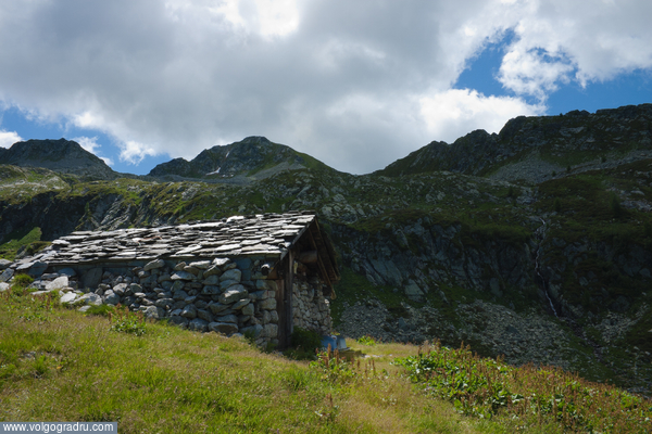 Термин Baita означает Альпийское укрытие - приют или другие горные постройки типичные для Альп... (с) W
перевод мой . Baita, небо, горы