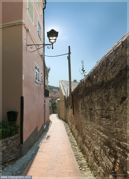 маленький, приморский городишко в Лигурии - Финале Лигуре, старый город (борго) считается одним из самых красивых "старых городов" Италии. +35, влажность 85%. италия, лигурия, liguria