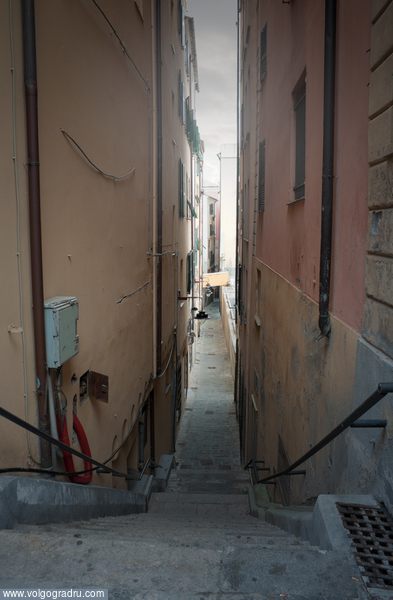 Генуя - один из самых криминальных городов в Италии, в прошлом году, в одном из этих переулков зарезали пьяную тридцати девятилетнюю девушку, еще три года назад, американского туриста девятнадцати лет, напился и лез ко всем драться.... переулок, 