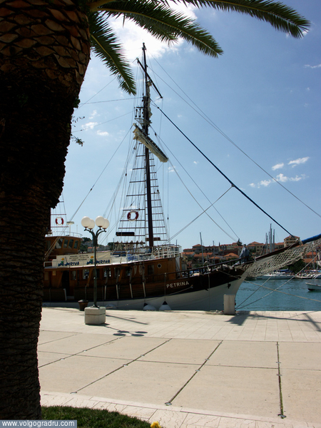 парусная яхта на набережной Трогира. путешествия, Хорватия, Трогир