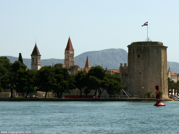 слева крепость Камерленго, посередине колокольня собора св. Ловро. путешествия, Хорватия, Трогир