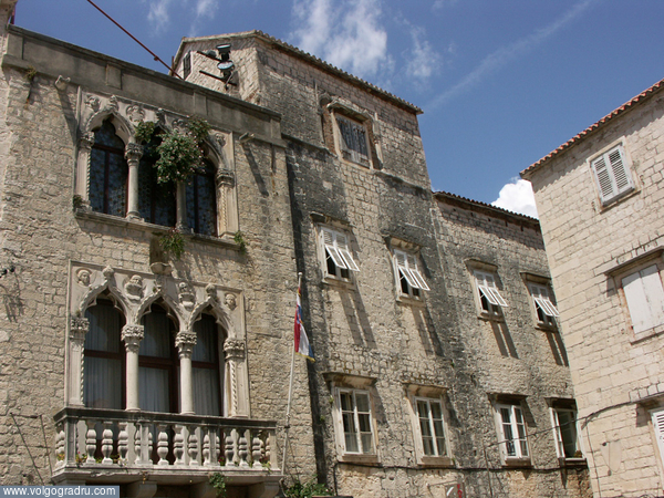 Трифоры на фасаде дворца Ципико, XV век. путешествия, Хорватия, Трогир