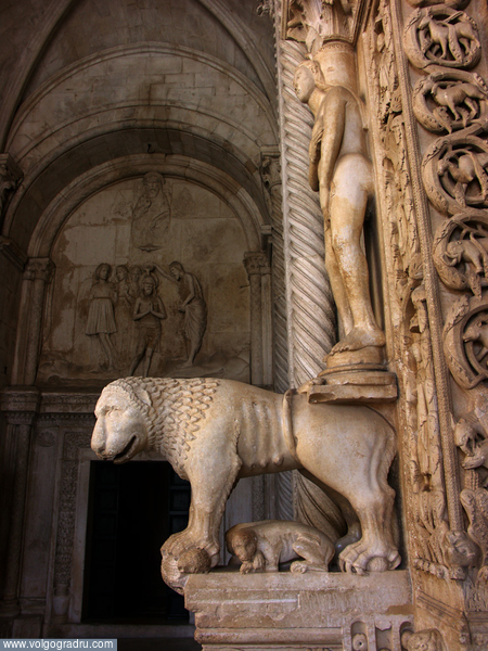 Ева и лев - часть портала Радована (при входе в собор). путешествия, Хорватия, Трогир